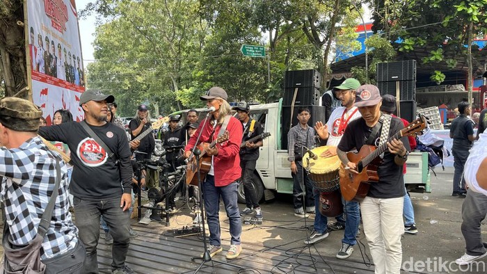 Aksi protes kelompok penyanyi jalanan soroti soal kemiskinan di Bandung, Senin (20/5/2024).