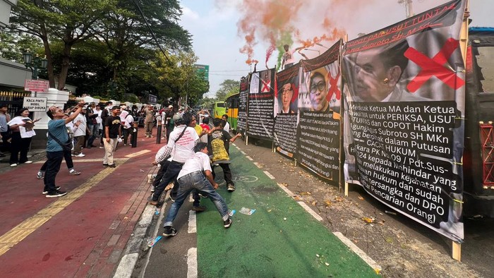 Aksi Ratusan Karyawan Polo Kembali Geruduk MA Menuntut Keadilan Ratusan perwakilan karyawan PT Polo Ralph Lauren Indonesia masih terus mendatangi Gedung Mahkamah Agung (MA) di Jalan Medan Merdeka Utara, Jakarta. Mereka masih menuntut keadilan dari lembaga pimpinan Muhammad Syarifuddin itu.