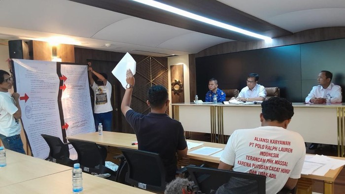 Ratusan perwakilan karyawan PT Polo Ralph Lauren Indonesia masih terus mendatangi Gedung Mahkamah Agung (MA) di Jalan Medan Merdeka Utara, Jakarta. Mereka masih menuntut keadilan dari lembaga pimpinan Muhammad Syarifuddin itu.
