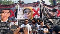 Perkara yang dimaksud ialah perkara peninjauan kembali (PK) PT Manggala Putra Perkasa Nomor 10 PK/Pdt.Sus-HKI/2024 dan Fahmi Babra Nomor 15 PK/Pdt.Sus-HKI/2024. Karyawan menuntut Hakim Agung Rahmi Mulyati yang mengadili perkara itu, diganti. Sebab, hakim tersebut pada putusan sebelumnya di tingkat kasasi dan PK, dianggap merugikan pihak PT Polo Ralph Lauren Indonesia.  