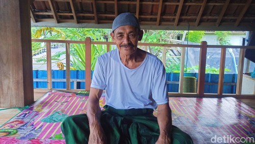 Amsane saat ditemui di rumahnya di Banjar Dinas Ujung Pesisi, Desa Tumbu, Kecamatan/Kabupaten Karangasem Minggu (19/5/2024). (I Wayan Selamat Juniasa/detikBali)