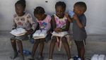Anak-anak di Haiti Antre Makanan Ditengah Ketegangan Geng Kriminal