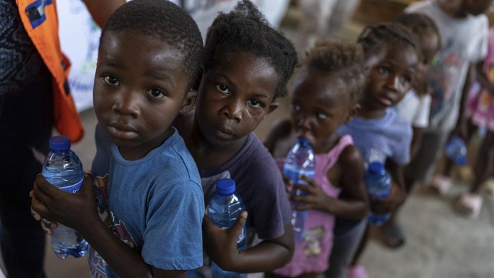 Anak-anak di Haiti Antre Makanan Ditengah Ketegangan Geng Kriminal Ketidakamanan di Ibu kota, Port-au-Prince membuat banyak warga mengungsi. Di tempat pengunsian, anak-anak mengantre makanan.