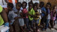 Para anak-anak di Haiti mengantre makanan di tempat pengungsian ditengah ketidakamanan di ibu kota, Port-au-Prince, Haiti, Minggu (19/5/2024).
