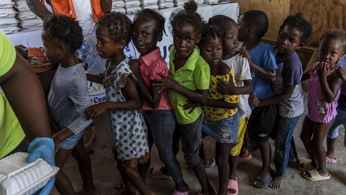 Anak-anak di Haiti Antre Makanan Ditengah Ketegangan Geng Kriminal Ketidakamanan di Ibu kota, Port-au-Prince membuat banyak warga mengungsi. Di tempat pengunsian, anak-anak mengantre makanan.