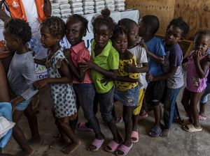 Anak-anak di Haiti Antre Makanan Ditengah Ketegangan Geng Kriminal