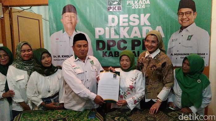 Arzeti Bilbina mendampingi Lathifah Shohib mendaftar bakal calon bupati di PKB Malang.