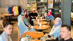 Keseruan Ayah Ojak Saat Makan dan Kumpul Bersama Keluarga