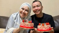 Begini kompaknya ayah dan ibunda dari Ayu Ting Ting. Momen ini diambil ketika merayakan ulang tahun Ayah Ojak. Foto: Instagram dan YouTube