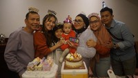 Saat ulang tahun anak dari adik Ayu Ting Ting, mereka sekeluarga merayakannya di rumah. Mereka menyiapkan beberapa kue yang lezat. Foto: Instagram dan YouTube