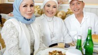 Begini keseruan Ayah Ojak dan istri ketika menghadiri undangan teman mereka. Keduanya tampak menikmati hidangan yang lezat. Foto: Instagram dan YouTube