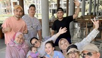 Momen keluarga mereka yang kompak sering diperlihatkan oleh sang istri di Instagram. Salah satunya momen menikmati kelapa muda bersama di restoran hotel Banyuwangi. Foto: Instagram dan YouTube