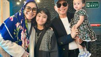 Ayah Ojak sedang menjadi sorotan karena berani menyemprot jemaah haji Malaysia. Ayah Ayu Ting Ting ini diketahui sedang menunaikan ibadah haji. Foto: Instagram dan YouTube