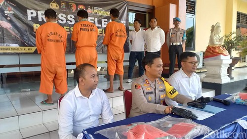 KJA (54) (tengah) ayah yang tega memerkosa anak kandungnya sendiri dihadirkan saat rilis di Polres Buleleng, Senin (20/5/2024).