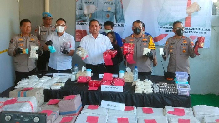 Barang bukti ribuan pil yang digerebek dari home industry di Surabaya