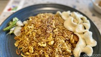 Nasi Goreng Kampung juga tak kalah jadi andalan, seporsinya dibanderol Rp 43.000. Aroma bawang putihnya kuat dan gurih kecap manis. Foto: detikcom/Riska Fitria