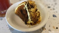 Burn Cheesecake bisa kamu nikmati di sini. Wangi karamelnya lebih dominan, teksturnya lembut dan cukup lumer ketika masuk ke mulut. Foto: detikcom/Riska Fitria