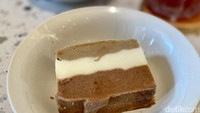 Es potong di sini jangan sampai terlewat. Harganya Rp 25.000 dengan tiga varian per potongnya. Ada cokelat, vanilla, dan mocca. Teksturnya mudah lumer dan rasa susunya kuat. Foto: detikcom/Riska Fitria