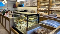Toko rotinya yang di Gading Serpong ini mengusung konsep kafe kekinian. Gaya interiornya estetik dengan nuansa serba coklat dan cream. Foto: detikcom/Riska Fitria
