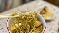 Mienya berukuran sedang, keriting, dan teksturnya kenyal karena dimasak dengan tingkat kematangan yang pas. Kuahnya tidak begitu kental, tapi gurih dan wangi rempah. Foto: detikcom/Riska Fitria