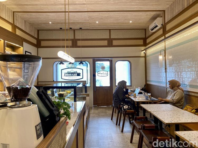 Bisa Ngemil Burnt Cheesecake hingga Es Potong Jadul di Toko Roti Ini!