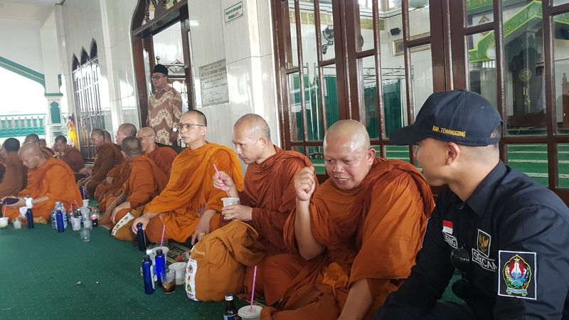 Biksu thudong sempat istirahat di serambi Masjid Baiturrohmah Bengkal, Kecamatan Kranggan, Kabupaten Temanggung, Minggu (19/5/2024).