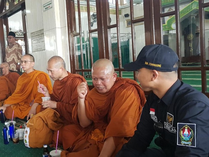 Biksu thudong sempat istirahat di serambi Masjid Baiturrohmah Bengkal, Kecamatan Kranggan, Kabupaten Temanggung, Minggu (19/5/2024).