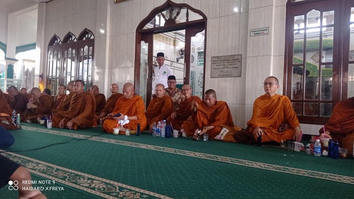 Viral Rombongan Biksu Thudong Singgah di Masjid Temanggung, Ini Ceritanya