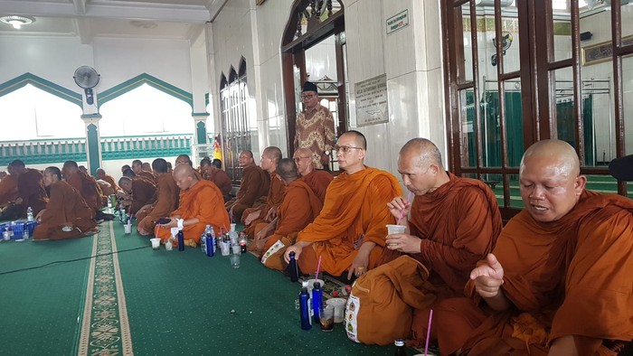 Biksu thudong sempat istirahat di serambi Masjid Baiturrohmah Bengkal, Kecamatan Kranggan, Kabupaten Temanggung, Minggu (19/5/2024).