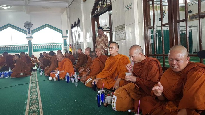 Biksu thudong sempat istirahat di serambi Masjid Baiturrohmah Bengkal, Kecamatan Kranggan, Kabupaten Temanggung, Minggu (19/5/2024).