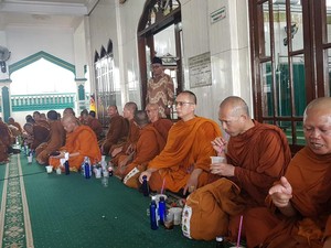 Saat Biksu Thudong Mampir ke Masjid Temanggung, Disuguhi Kopi dan Dawet