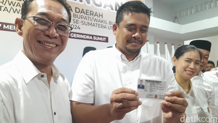 Bobby Nasution ketika menunjukkan KTA sebagai kader Partai Gerindra (Nizar Aldi/detikcom)