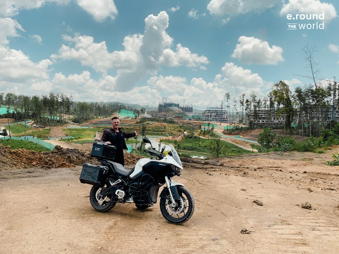 Bule Keliling Dunia Naik Motor Listrik Tiba di IKN