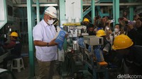Direktur Utama (Dirut) Perum Bulog Bayu Krisnamurthi saat meninjau serapan gabah di SPP Karawang, Jawa Barat, Senin (20/5/2024).