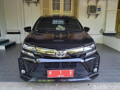 Bupati Demak Eisti'anah menggunakan mobil dinas Avanza Veloz. Ternyata alasannya untuk memberikan contoh efisiensi anggaran.