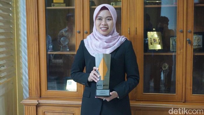 Bupati Demak Eistianah saat menerima penghargaan detikjateng-jogja Awards di Pendopo Pemkab Demak, Senin (20/5/2024).