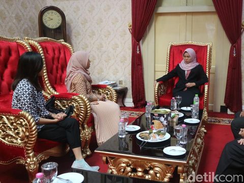 Bupati Demak Eisti'anah berbincang dengan tim detikJateng di Pendopo Kabupaten Demak, Senin (20/5/2024).