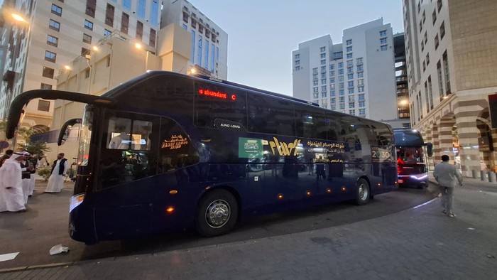 Bus yang membawa jemaah haji Indonesia dari Madinah ke Makkah