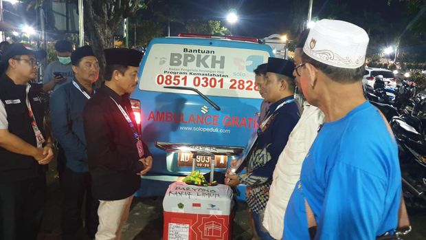 Ketua PPIH Embarkasi Solo, Musta'in Ahmad menyerahkan jenazah jemaah calon haji yang meninggal dunia di Asrama Haji Donohudan, kepada petugas haji daerah dan keluarganya, Minggu (19/5/2024) malam.