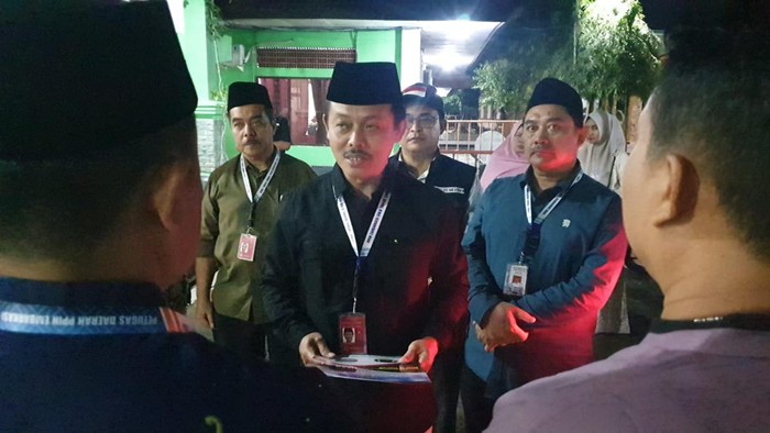 Ketua PPIH Embarkasi Solo, Mustain Ahmad menyerahkan jenazah jemaah calon haji yang meninggal dunia di Asrama Haji Donohudan, kepada petugas haji daerah dan keluarganya, Minggu (19/5/2024) malam.