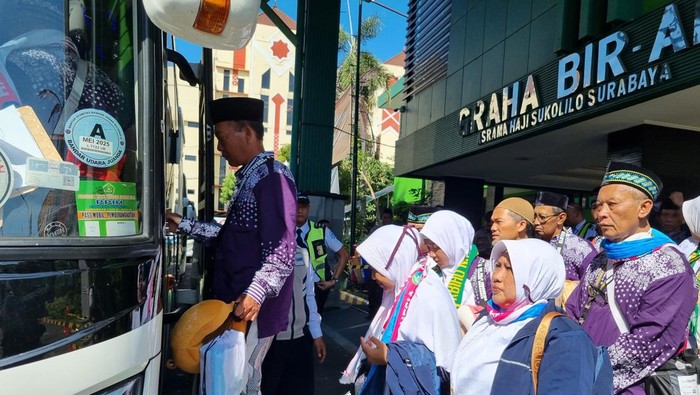 Calon jemaah haji Embarkasi Surabaya