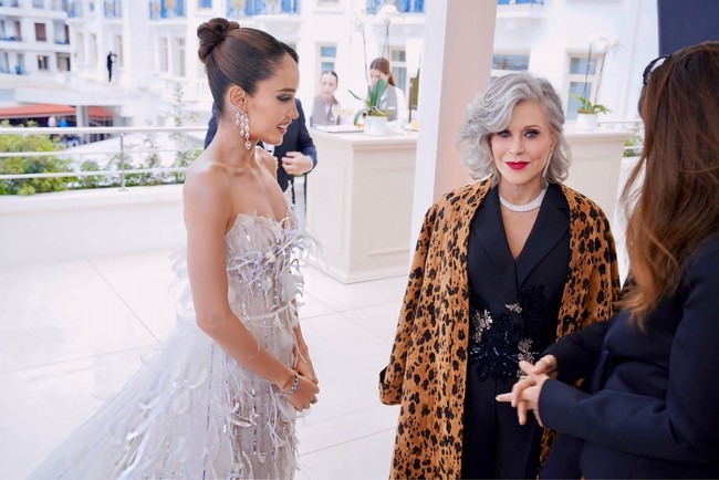 Dalam pertemuan tersebut, Cinta muncul dalam balutan gaun anggun rancangan Monica Ivena. Gaun yang terinspirasi dari burung jalak Bali tersebut yang menemani penampilan memukau sang aktris Tanah Air multitalenta itu di karpet merah. (Foto: Dok. Glenn Prasetya)