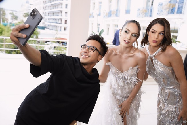 Cinta dan Iris tak mau melewatkan kesempatan langka itu tanpa foto bersama. Bubah Alfian, makeup artist Indonesia yang ikut dalam rombongan Cinta, langsung mengabadikan kebersamaan mereka dengan ber-selfie. (Foto: Dok. Glenn Prasetya)