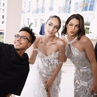 Cinta dan Iris tak mau melewatkan kesempatan langka itu tanpa foto bersama. Bubah Alfian, makeup artist Indonesia yang ikut dalam rombongan Cinta, langsung mengabadikan kebersamaan mereka dengan ber-selfie. (Foto: Dok. Glenn Prasetya)