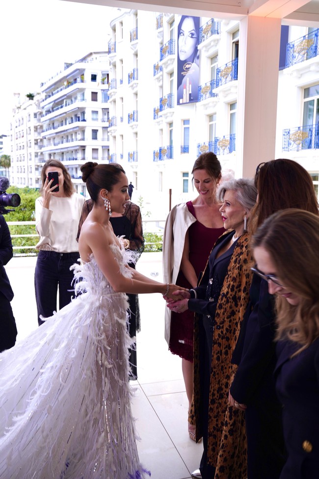Pada hari ia berlenggang di karpet merah Cannes Film Festival 2024, Selasa (14/5/2024), Cinta sempat bertegur sapa dengan aktris legendaris Hollywood Jane Fonda. Momen tersebut sempat diabadikan oleh fotografer fashion Glenn Prasetya. (Foto: Dok. Glenn Prasetya)