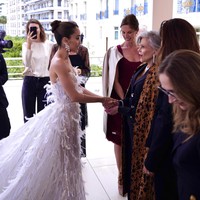 Pada hari ia berlenggang di karpet merah Cannes Film Festival 2024, Selasa (14/5/2024), Cinta sempat bertegur sapa dengan aktris legendaris Hollywood Jane Fonda. Momen tersebut sempat diabadikan oleh fotografer fashion Glenn Prasetya. (Foto: Dok. Glenn Prasetya)