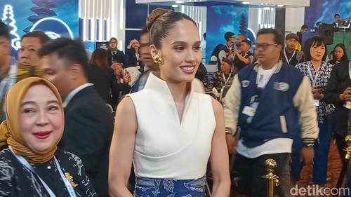 Cinta Laura di sela-sela World Water Forum (WWF) ke-10 di Nusa Dua, Bali, Senin (20/5/2024). (Foto: Aryo Mahendro/detikBali)