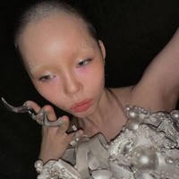 Untuk comeback kali ini, Cocona juga tampil botak dalam photocard album ‘WOKE UP’. Foto: Instagram