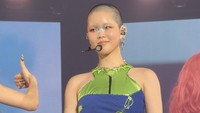 7 Foto Transformasi Idol Wanita Tampil Botak Saat Konser Bikin Fans Syok