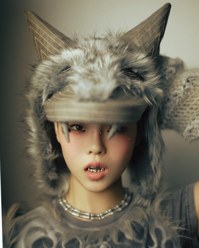 Berselang sehari, akun Instagram XG membagikan foto Cocona tampil badass, menutupi kepalanya dengan topi berbentuk kepala serigala. Foto: Instagram